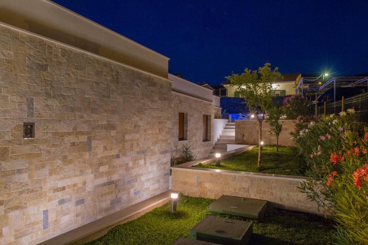 Luxury Poolside Villa Слатине Екстер'єр фото