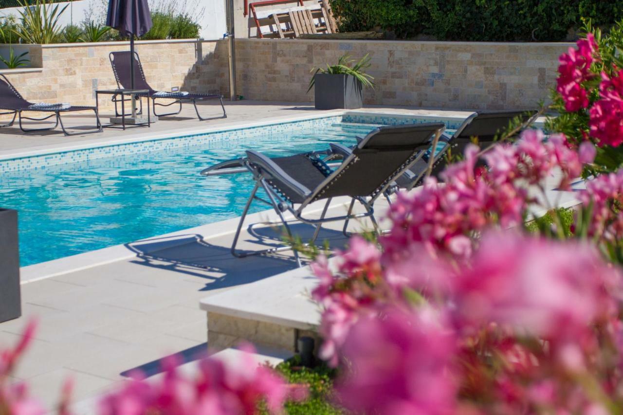 Luxury Poolside Villa Слатине Екстер'єр фото